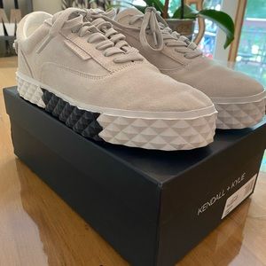 Kendall + Kylie Reign Sneaker. Size 10.